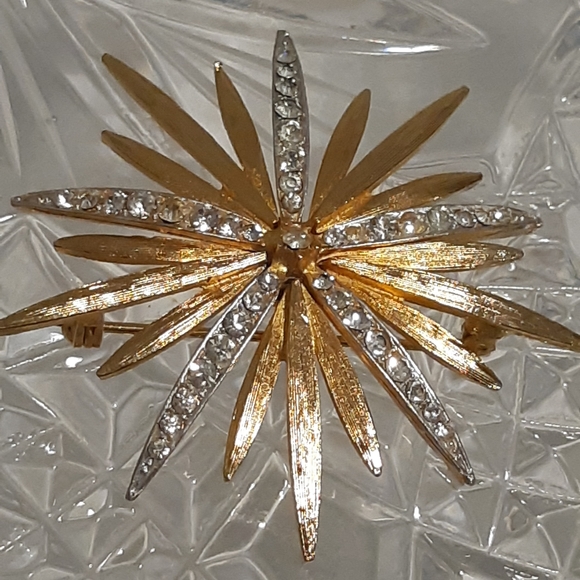 Vintage Coro Brooche, 2" Wide Gold Tone With Rhinestones - Picture 7 of 11